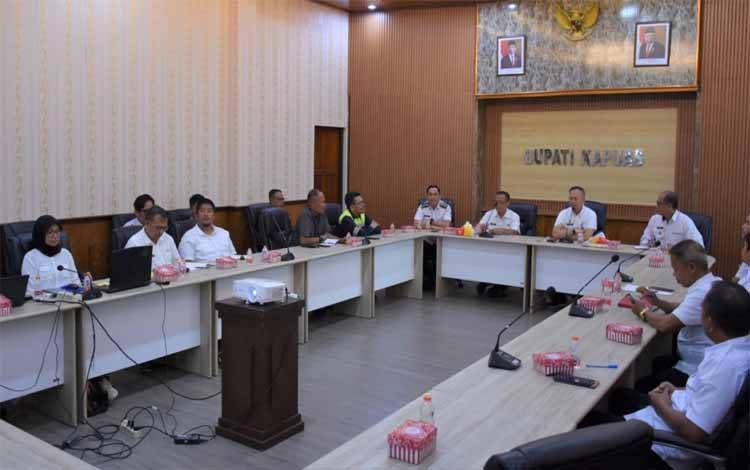 Suasana saat Sekda Kapuas, Septedy pimpin rapat bahas batas desa pada Rabu, 21 Februari 2024. (FOTO: IST)