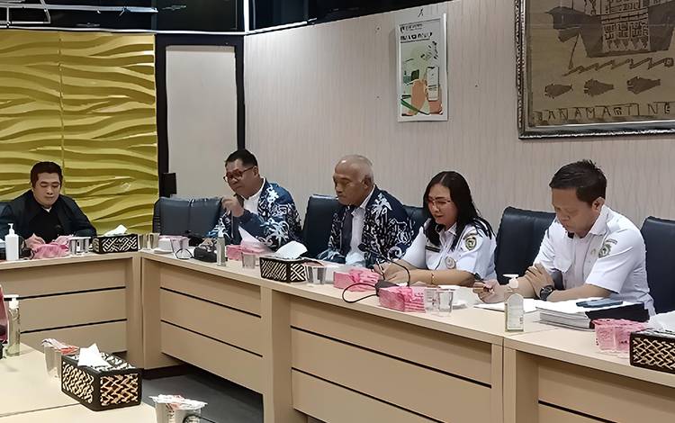 Kepala Dislutkan Provinsi Kalteng, H Darliansjah menyambangi Kantor Pusat PT Bank Kalteng. (FOTO: IST)
