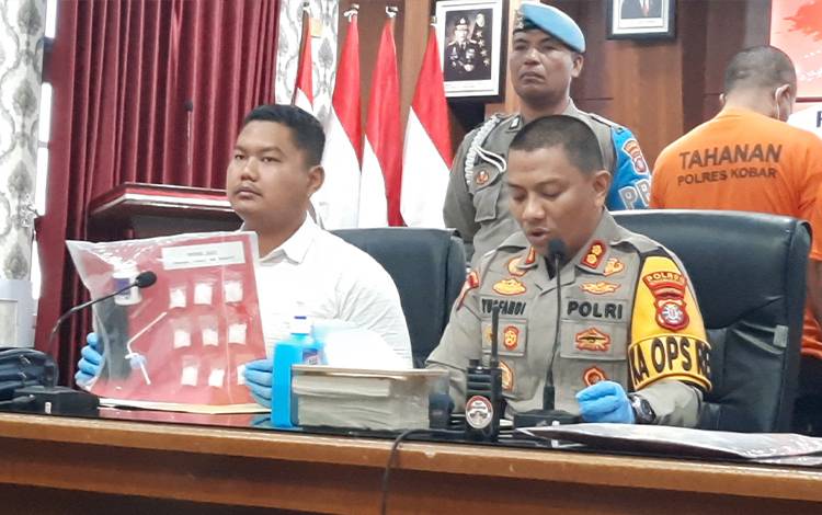 Kapolres Kobar AKBP Yusfandi Usman didampingi Kasatresnarkoba Iptu Wira Wisudawan, saat merilis kasus tindak pidana narkotika. (FOTO: DANANG)
