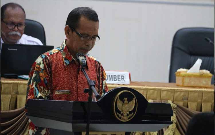 Staf Ahli Bupati, ?Astono menyampaikan arahan Pj Bupati Seruyan pada kegiatan Rakor Program Penguatan Pemerintahan dan Pembangunan Desa (P3PD) Tahun 2024 (FOTO : PROKOM SERUYAN)
