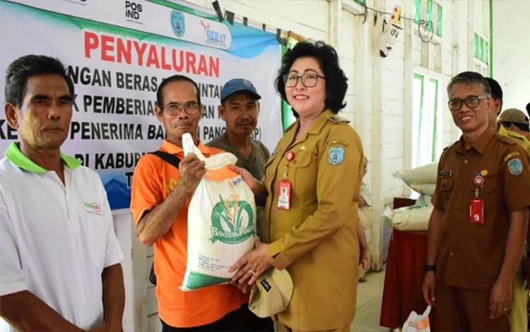 Pj Bupati Lamandau Salurkan Bantuan Kepada 1.822 KPM