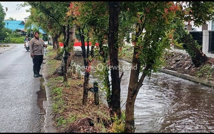 Kapolsek Pahandut Tinjau Kondisi Drainase Palangka Raya