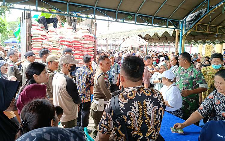 Warga Barito Timur Antusias Beli Beras di Pasar Penyeimbang