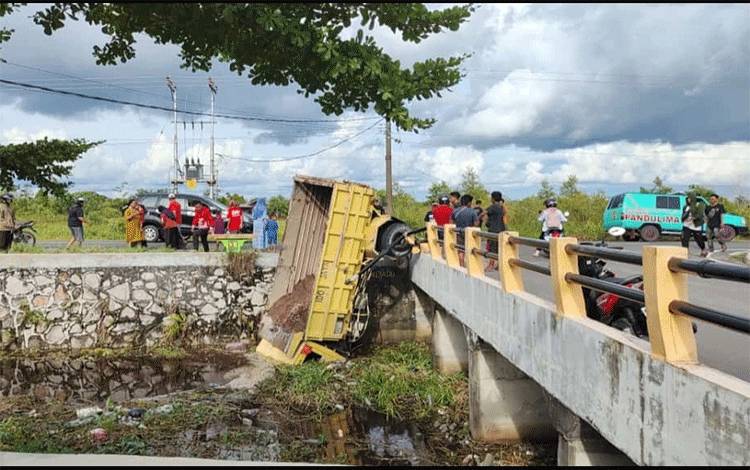 Truk Nyungsep ke Parit Jalan Soekarno Palangka Raya