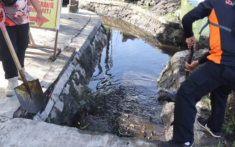 Pemko Palangka Raya Gotong Royong Bersihkan Saluran Air