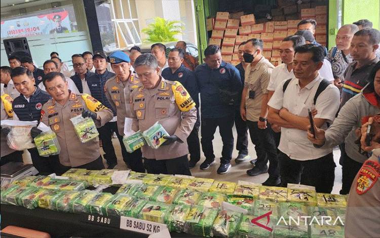 Kapolda Jateng Irjen Ahmad Luthfi menunjukkan barang bukti Sabu saat pers rilis di Mapolda Jateng di Semarang, Jumat. (ANTARA/I.C. Senjaya)