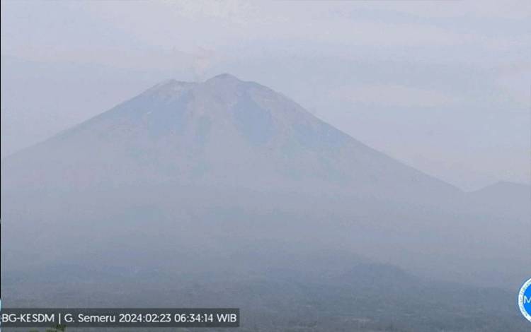 Gunung Semeru Erupsi Semburkan Abu Vulkanik Setinggi 400 Meter