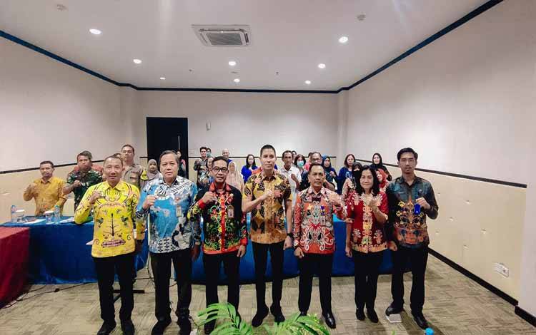 Foto bersama saat Rakor dalam rangka fasilitasi Advokasi Program Ketahanan Keluarga Anti Narkoba Berbasis Sumber Daya Pembangunan Desa Tahun 2024 di Palangka Raya, Kamis, 22 Februari 2024. (FOTO:YOAN)