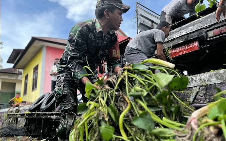 Hari Peduli Sampah Nasional, Koramil Kumai Gelar Karya Bakti Bersih Sungai