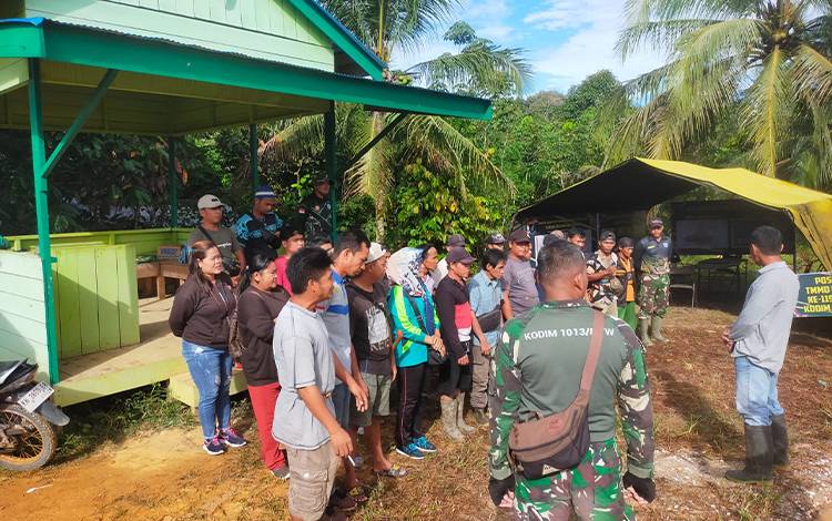 TNI Bersama Masyarakat Percepat Pembangunan Jalan di Lokasi TMMD