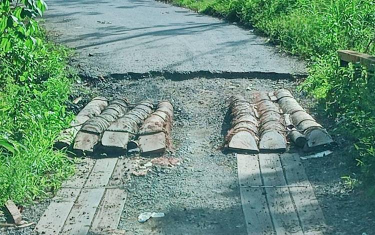 Kondisi Jembatan di RT 01 Desa Apar Batu Dinilai Bahayakan Warga yang Melintas