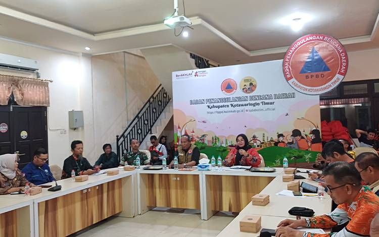 Wakil Bupati Kotawaringin Timur Irawati saat rapat koordinasi penanggulangan bencana banjir, Jumat, 23 Februari 2024. (FOTO: DEWIP)