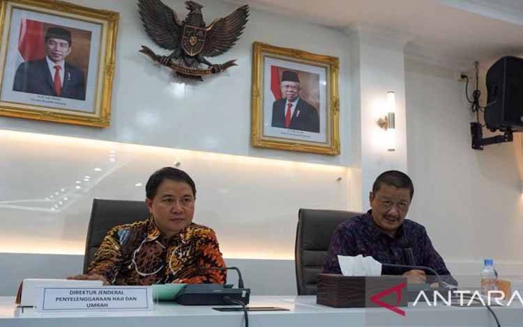 Direktur Utama Garuda Indonesia Irfan Setiaputra (kanan) dan Direktur Jenderal Penyelenggaraan Haji dan Umrah Kementerian Agama RI Hilman Latief (kiri) dalam perjanjian Kerja Sama Pengangkutan Udara Jemaah Haji Regular dan Petugas Penyelenggara Ibadah Haji Kelompok Terbang 1445 Hijriah/2024 Masehi yang ditandatangani di Kantor Kementerian Agama RI, Jakarta, Kamis (22/2/2024). ANTARA/HO-Garuda Indonesia