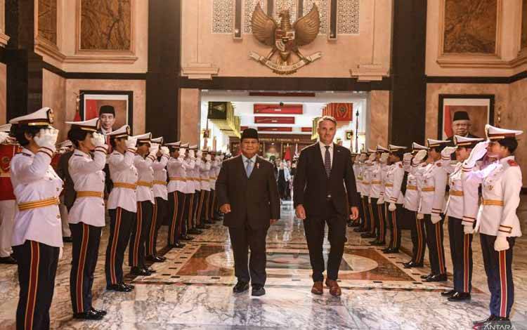 Menhan Prabowo Subianto (kiri) berjalan bersama Menhan sekaligus Wakil PM Australia Richard Marles (kanan) usai melakukan pertemuan di kantor Kementerian Pertahanan, Jakarta, Jumat (23/2/2024). ANTARA FOTO/Muhammad Adimaja/aww. (ANTARA FOTO/MUHAMMAD ADIMAJA)