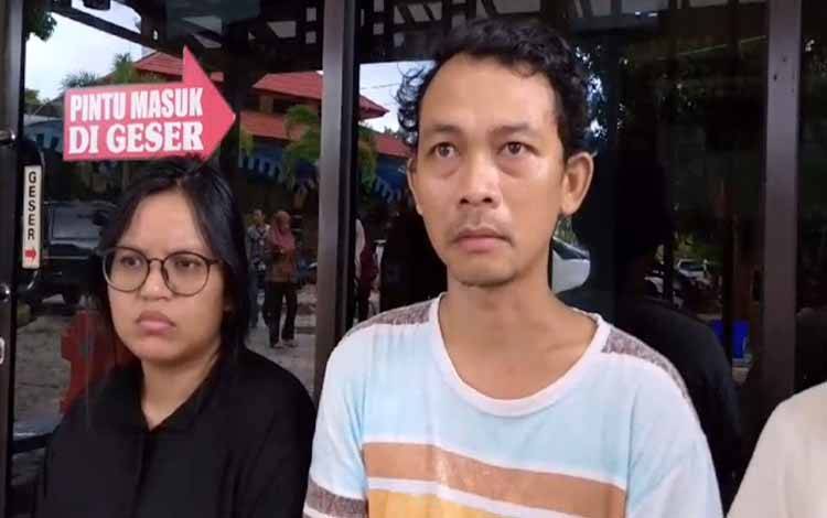 Afner Juliwarno (ayah almarhum bayi) saat diwawancara awak media Jumat, 23 Februari 2024 (Foto:Istimewa)