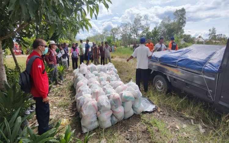 BPBD Kapuas Salurkan Bantuan Pasca Banjir di 2 Desa Kecamatan Dadahup
