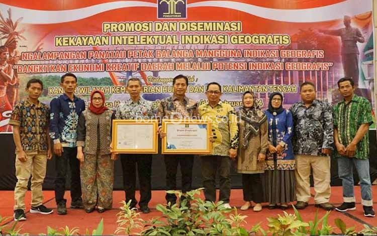 Barito Utara Terima Sertifikat Merek Asosiasi Kelompok Anyaman Rotan