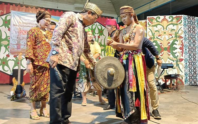 Sekda Barito Timur Buka Malam Kesenian Daerah di Lewu Hante Taniran