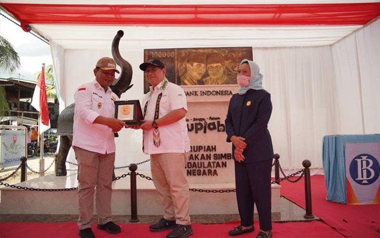 Tugu Rupiah Berdaulat di Perbatasan Indonesia - Malaysia