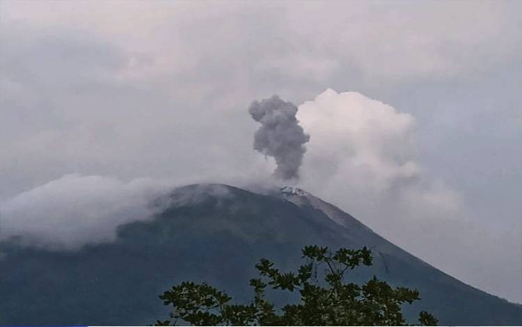 PVMBG: Erupsi Gunung Ile Lewotolok Tunjukkan Aktivitas Peningkatan