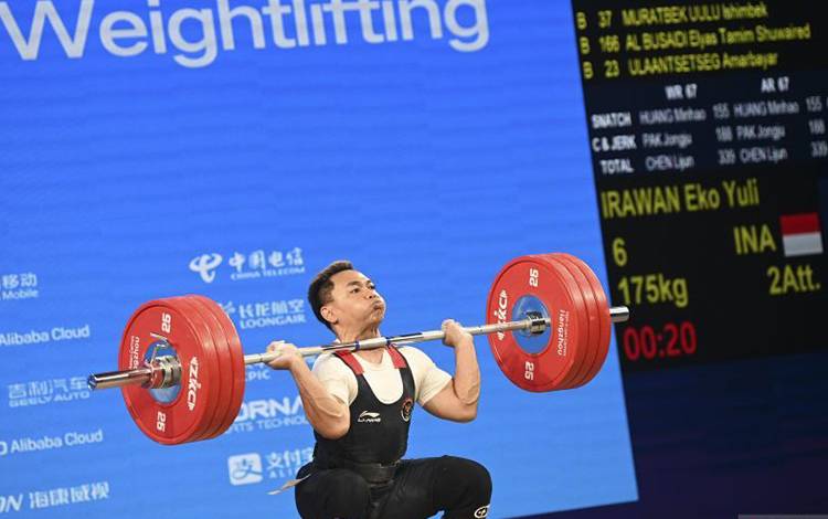 Lifter putra Indonesia Eko Yuli Irawan melakukan angkatan clean and jerk pada final 67 kilogram Grup A Asian Games 2022 di Xiaoshan Sports Centre Gymnasium, Hangzhou, China, Minggu (1/10/2023). ANTARA FOTO/M Risyal Hidayat/nz (ANTARA FOTO/M RISYAL HIDAYAT)