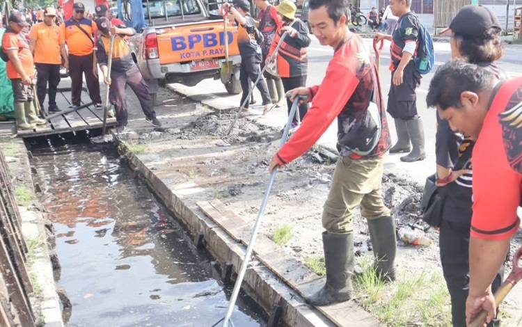 Pemko Palangka Raya Kerja Bakti Normalisasi Saluran Air di Jalan Sethadji