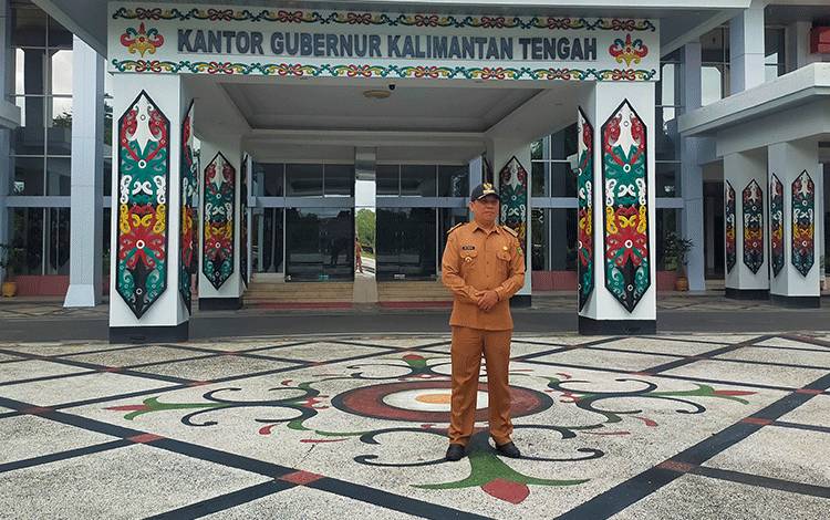 Kepala Desa Datai Nirui, Naek Marusaha di Halaman Kantor Gubernur Kalteng (IST)