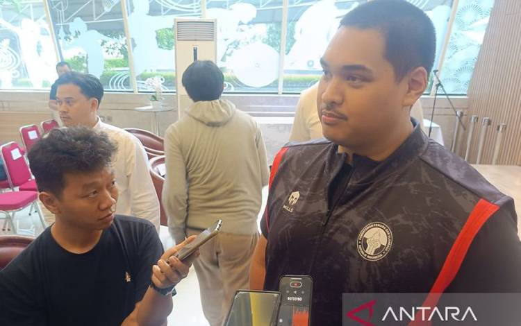 Menpora Dito Ariotedjo menjawab pertanyaan wartawan di Jakarta, Senin (26/2/2024). ANTARA/Donny Aditra