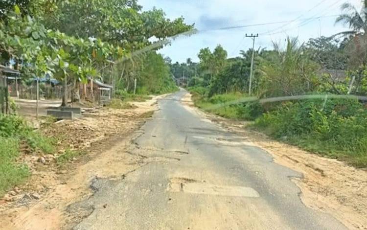 Kondisi jalan di Desa Kartamulya, Kecamatan Sukamara, Kabupaten Sukamara. (FOTO:NORHASANAH)