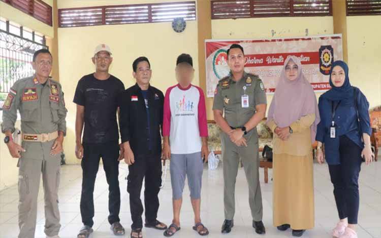 Kasat Pol PP Kabupaten Seruyan Agus Supriadi saat menyerahkan ODGJ kepada Dinas Sosial Kabupaten Seruyan (FOTO : IST)