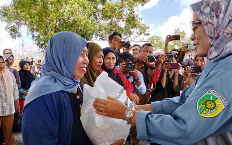 Salurkan 300 Paket Sembako dalam Operasi Pasar Kelurahan Kameloh Baru