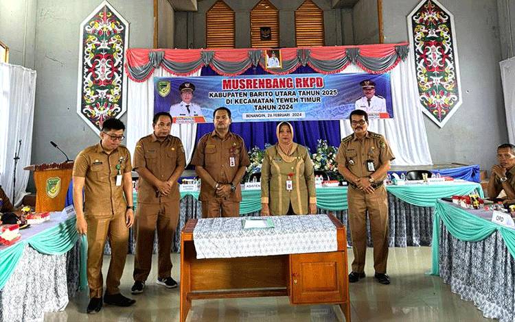 Staf Ahli Bupati drg Dwi Agus Setijowati, Kadis Pendidikan Syahmiludin A Surapati, Camat Teweh Timur, Drs Walter, Kadis Kesehatan Pariadi dan Kades Benangin II Dandi foto bersama usai menandatangani berita acara kegiatan Musrenbang Kecamatan Teweh Timur. (Foto: Dhani)?