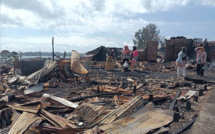 55 Bangunan Hangus Pada Kebakaran Kompleks Pasar Mingguan Maliku Baru, Termasuk 9 Gedung Walet