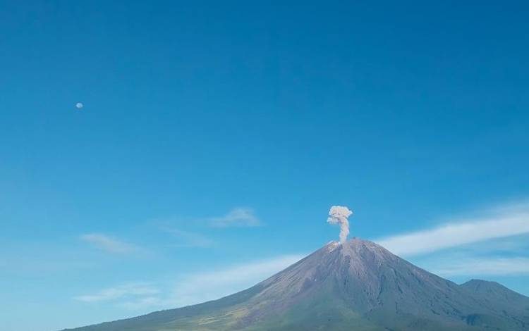 Gunung Semeru Muntahkan Kolom Abu Setinggi 900 Meter