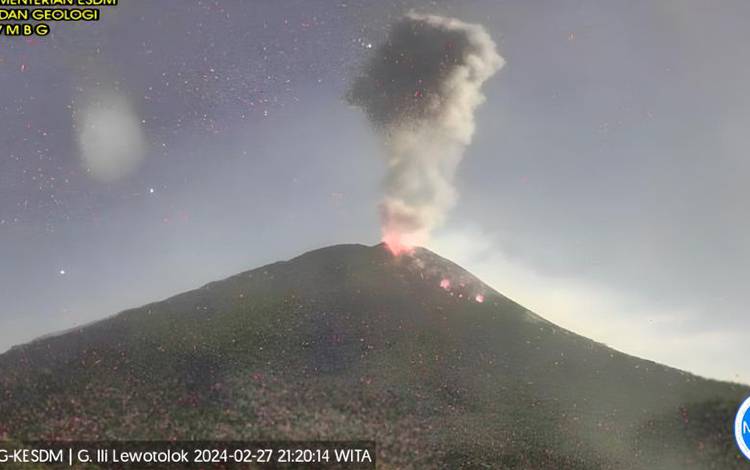 Abu Vulkanik Membumbung Setinggi 1 Kilometer di Gunung Ili Lewotolok