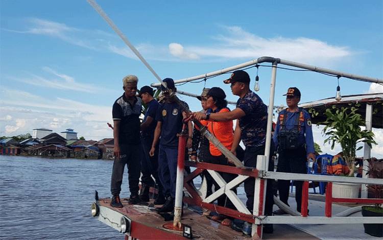 Call Center 112 Palangka Raya Edukasi Pemadaman Kebakaran Terhadap Pelaku Usaha Kapal Susur Sungai