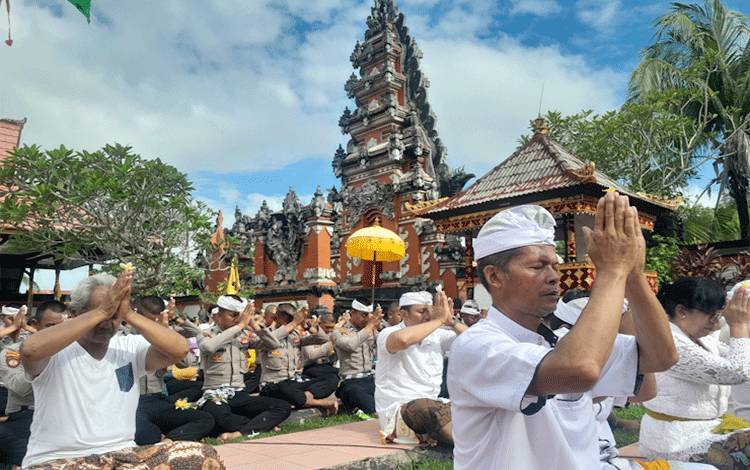Umat Hindu di Pura Pitamaha Palangka Raya Gelar Persembahyangan Sambut Hari Raya Galungan