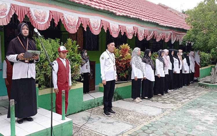 Upacara bendera MIN 5 Palangka Raya.(FOTO: Dokumentasi Asdi untuk Borneonews)
