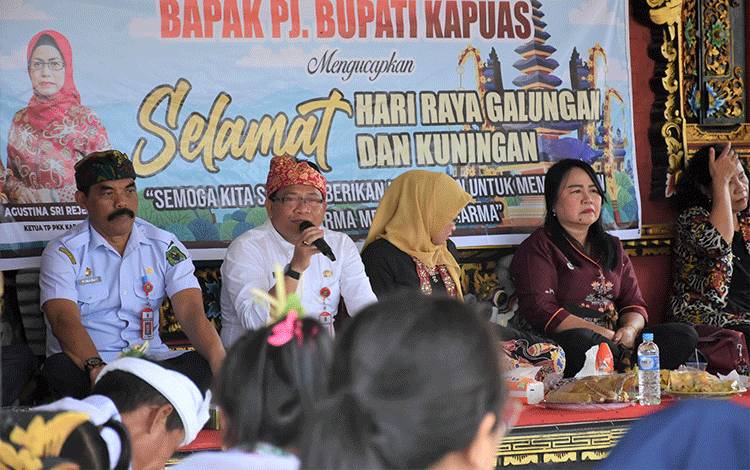 Hadiri Hari Raya Galungan di Desa Terusan Makmur, Ini Harapan Pj Bupati