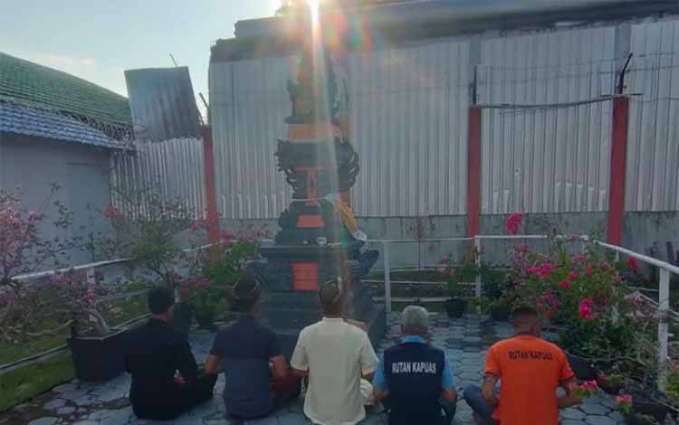 Petugas dan WBP Rutan Kapuas Lakukan Persembahyangan Sambut Hari Raya Galungan