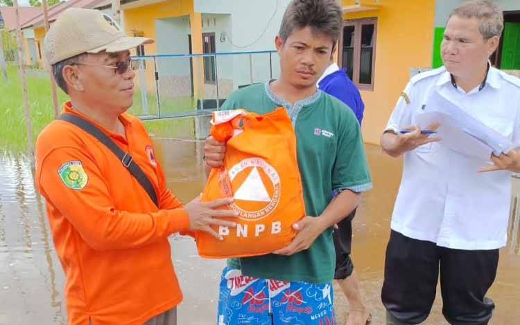 BPBD Palangka Raya Beri Bantuan Sembako Warga Rumahnya Tergenang Air