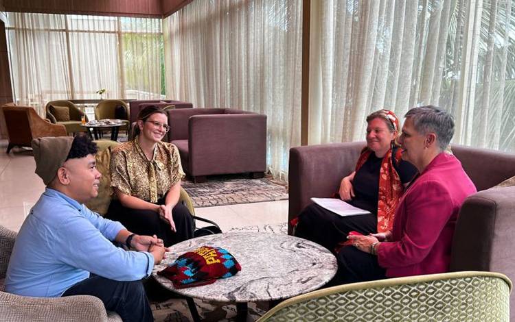 Staf Khusus Presiden Billy Mambrasar (kiri) berdialog dengan Duta Besar Australia untuk Indonesia Penny Williams (Kanan), di Jayapura, Papua, Selasa (27/2/2024). ANTARA/Dokumentasi Pribadi