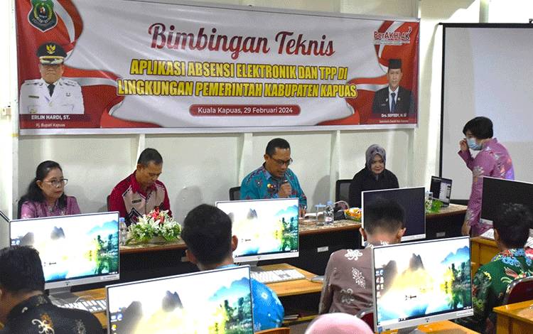 ASN Pengelola Kepegawaian di Kapuas Ikuti Bimtek Penggunaan Absen Elektronik