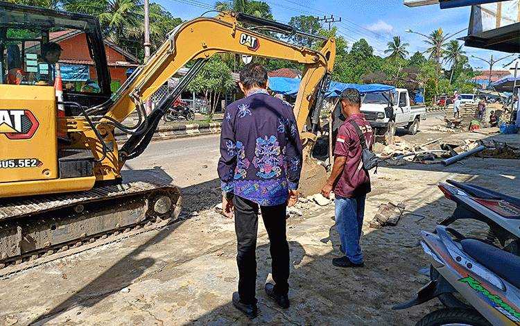 Kadis PUPR Perkim Bartim Awasi Perbaikan Drainase Jalan Protokol Tamiang Layang