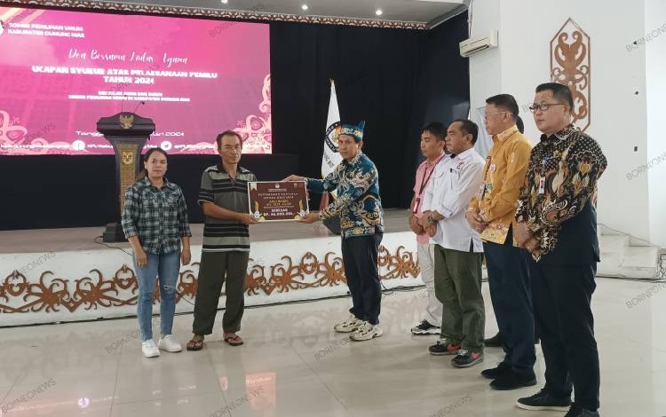 KPU Gunung Mas Serahkan Santunan Kepada Ahli Waris PPK yang Meninggal