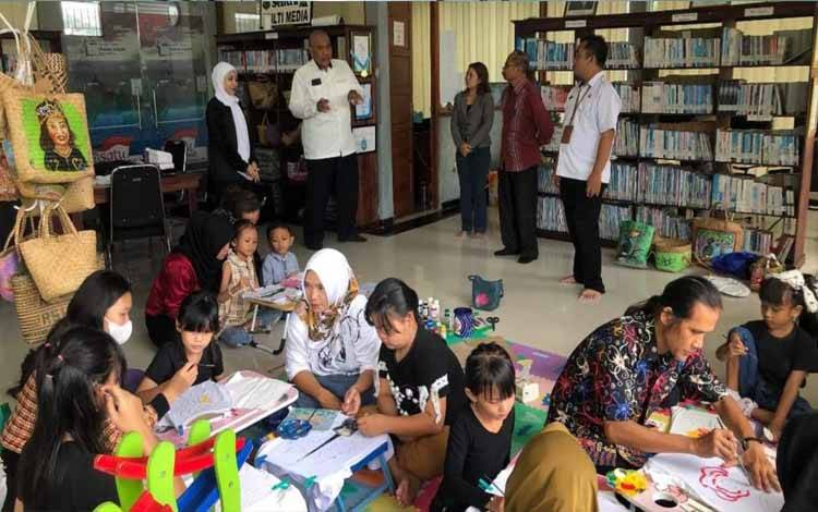 Tingkatkan SDM, Pelaku Ekonomi Kreatif di Kapuas Adakan Kegiatan Melukis Ini