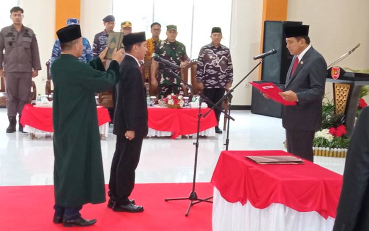 Pj Bupati Kobar Budi Santosa saat melantik Rody Iskandar sebagai Sekda Kobar di Aula Kyai Gede Setda Kobar, Jumat, 1 Maret 2024.