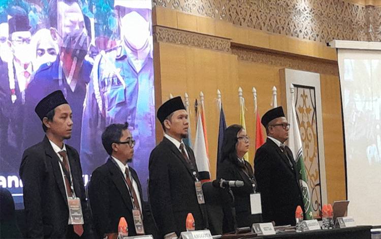 Ketua KPU Palangka Raya Joko Anggoro beserta jajaran saat kegiatan Rapat Pleno rekapitulasi hasil perhitungan suara di tingkat Kota Palangka Raya pada Pemilu tahun 2024, yang diselenggarakan di Aquarius Hotel Palangka Raya, Jumat, 1 Maret 2024.? (Foto:MARINI)