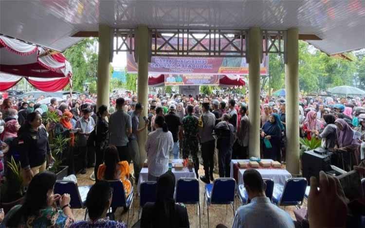 Warga Kecamatan Selat Serbu Pasar Murah dan Pasar Penyeimbang Daging Ayam