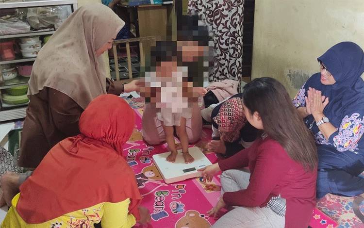 Lurah Panarung Berikan Bantuan dan Edukasi Pencegahan Stunting Kepada Warga